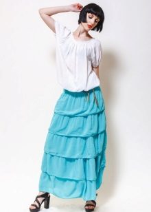 kjol med frill i kombination med en lös blus