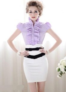 skirt pensil putih dengan blaus ungu