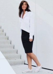 Svart penna kjol i kombination med en vit skjorta för examen