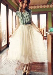 Long white half skirt na may blusa