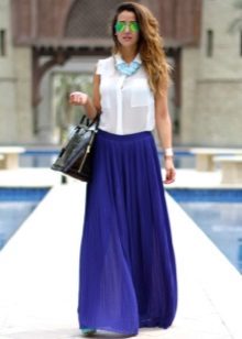 Ilga mėlyna sijonas, saulė su balta palaidine ir aksesuarais