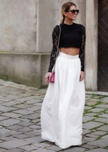 Lange witte halve rok in combinatie met een zwarte top