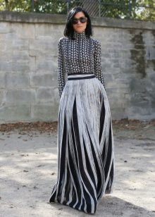 svartvitt maxi kjol med längsgående ränder