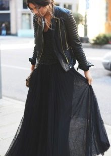 juodas lengvas sijonas