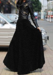 rok longgar dengan jaket kulit