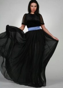 svart flygande kjol till golvet