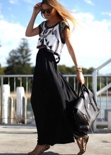 ilgas juodas sijonas su asimetrišku viršumi