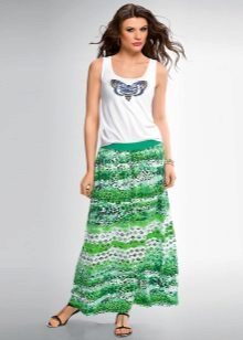 lång sommar kjol med ett mönster