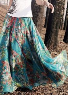 Falda larga de verano con estampado floral.