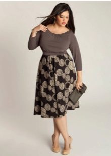 φουσκωτή φούστα με μεγάλο σχέδιο για παχύσαρκες γυναίκες
