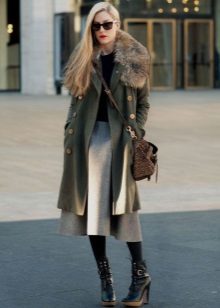 A szőrmével kombinált kabát a szoknyával kombinálva a napfényes körte lányok számára