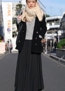 Un cappotto corto con finiture in pelliccia in combinazione con una gonna lunga per le ragazze con una figura come Pera
