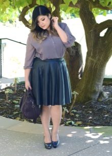 Leather skirt A-silweta para sa isang batang babae na may tayahin tulad ng Apple