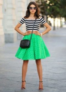 Šviesus vasaros kūginis sijonas