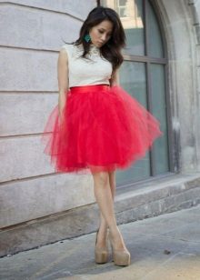 Krátká načechraná červená sukně tutu
