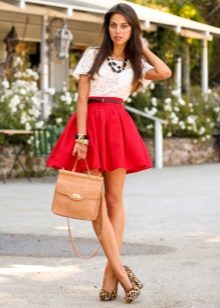 Vasaros trumpas raudonas sijonas