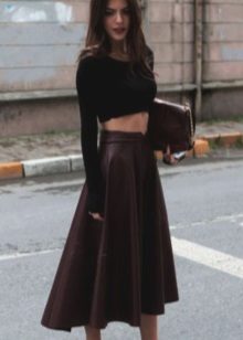 Vínová kožená sukně s háčkovaným topem