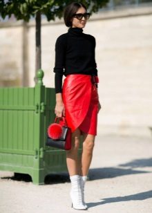 Rode leren rok met omslagpotlood gecombineerd met witte laarzen en een zwarte coltrui