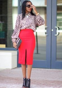 Falda lápiz roja en combinación con blusa leopardo.
