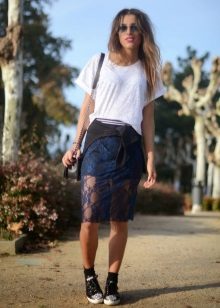 Lace Skirt Pensil dalam Look Sporty