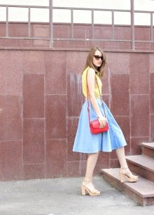 Beg tangan yang terang di samping skirt biru