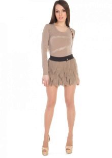 light beige micro skirt na may frill