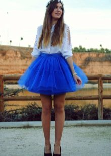 تنورة قصيرة الطبقات باللون الأزرق