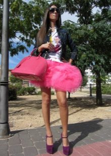 Sluoksniuotas rožinis trumpas sijonas