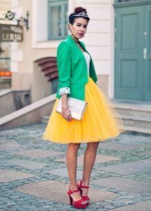 Vrstvená žlutá sukně v kombinaci s bundou