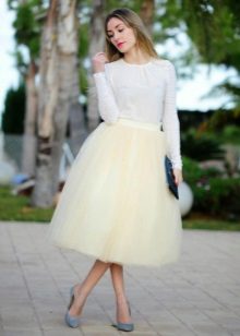 Vrstvená bledě žlutá sukně