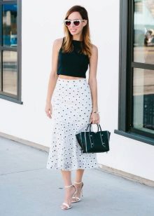 Hvidt år nederdel med små polka dots til sommer