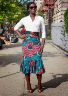 Långärmad kjol med etniskt tryck för sommaren
