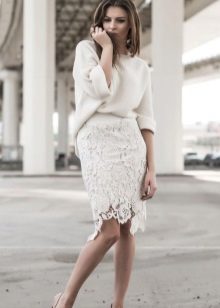 Balta nėrinių sijonas