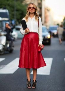 skirt midi merah sebagai wanita perniagaan