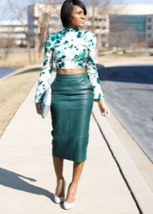 Green leather pencil skirt na may puting floral print bluse