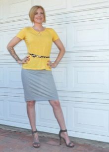 חצאית עיפרון אפורה בשילוב עם חולצת טריקו צהובה