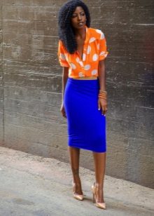 Modrá tužková sukně v kombinaci s oranžovou blůzou