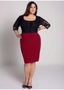 tmavě červená tužková sukně pro obézní ženy