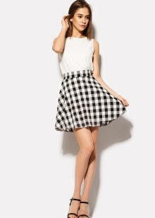falda sol a cuadros en blanco y negro