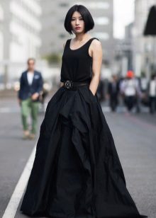 חצאית שחורה בשמש