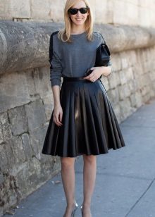 skirt kulit hitam