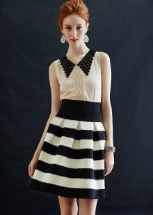 černá a bílá pruhovaná sukně