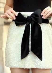 Rok pendek putih dengan busur hitam