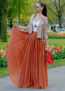 Longue jupe soleil au sol en combinaison avec une veste en cuir