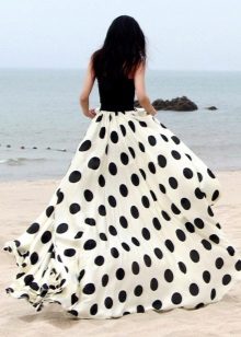 Lång vit kjolsol i svarta ärter