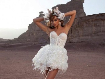 Trumpa atvira vestuvių suknelė iš Dani Mizrahi