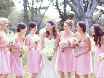 Rožinės suknelės, skirtos bridesmaids