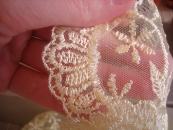 Een slinger naaien op een trouwjurk
