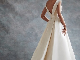 Сватбена рокля с v-образно деколте на гърба великолепна