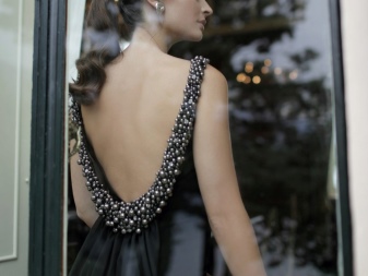 Kjole med åpen rygg dekorert med perler